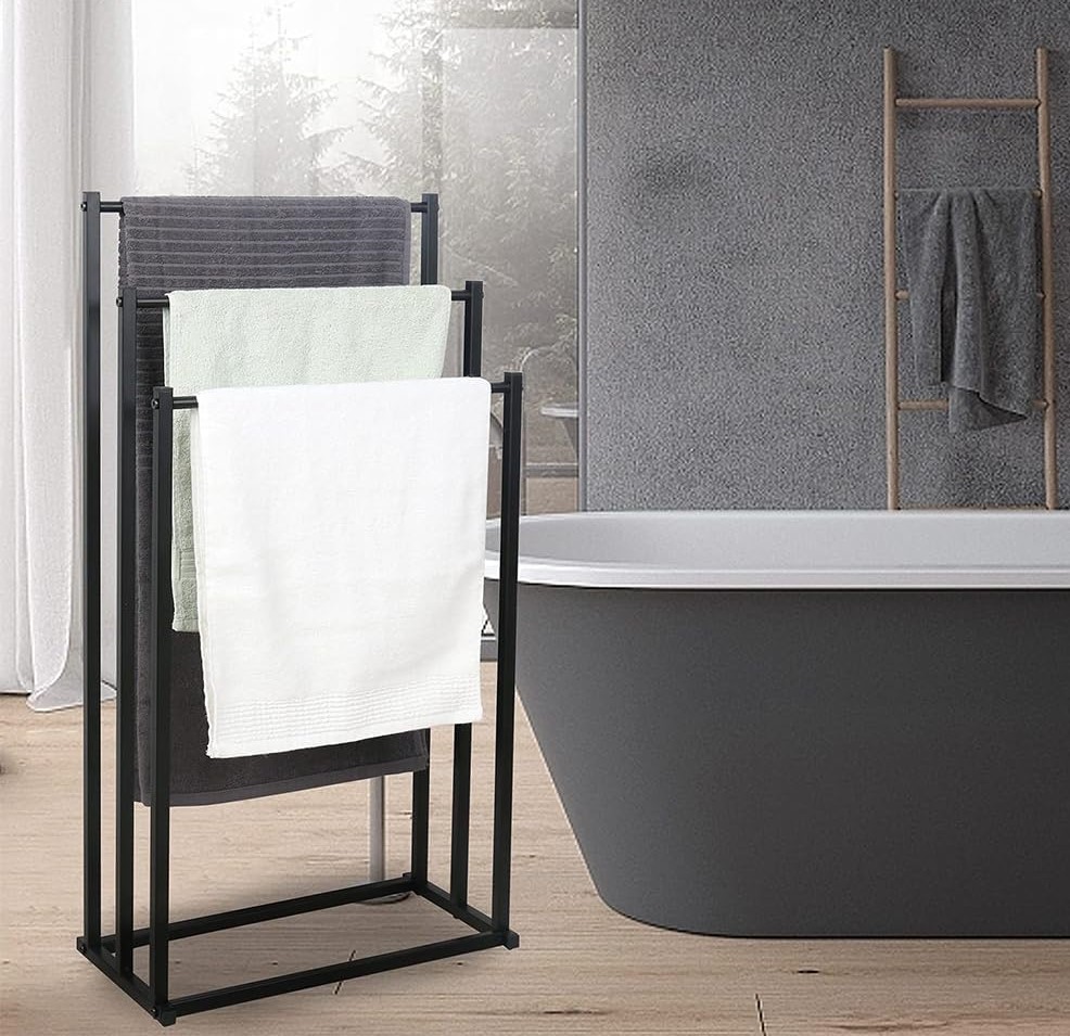 čierny stojan na uteráky